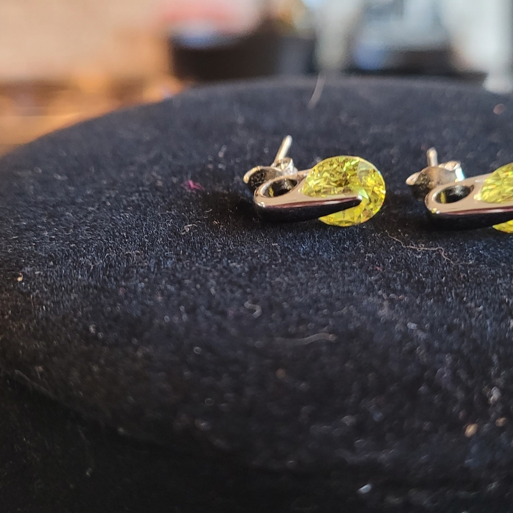 Sterling Silver Peridot Gemstone Pendant & Earrings - Picture 4 of 8